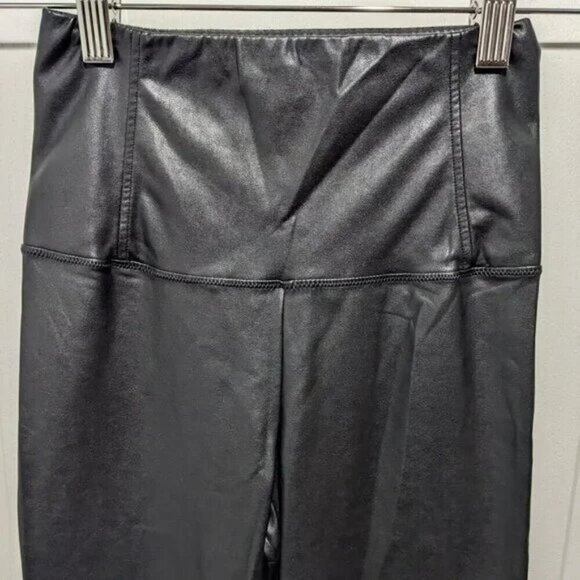 Aritzia Wilfred Free | Daria High-waisted Vegan Leather leggings in Black - Picture 5 of 8